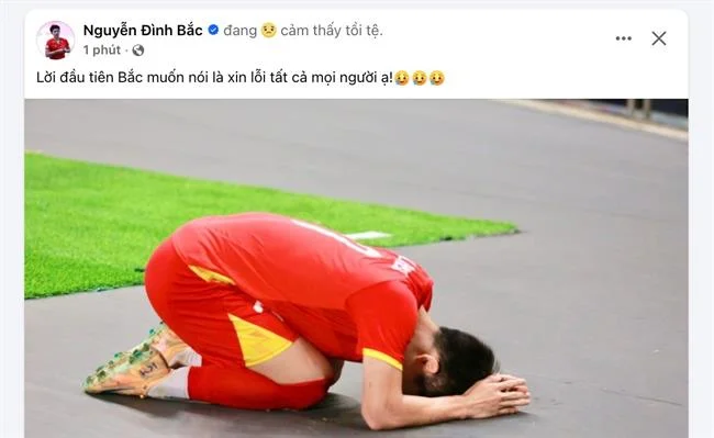 Sân quần vợt với vợt và bóng, biểu tượng của các giải Grand Slam